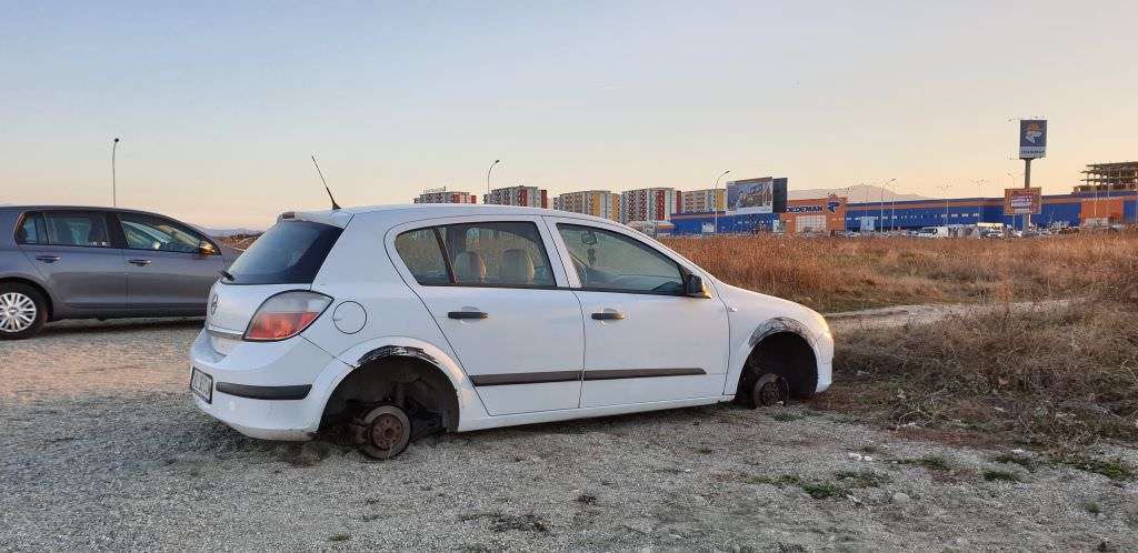 FOTO Mașini lăsate pe butuci la Sibiu – Hoții au furat roțile