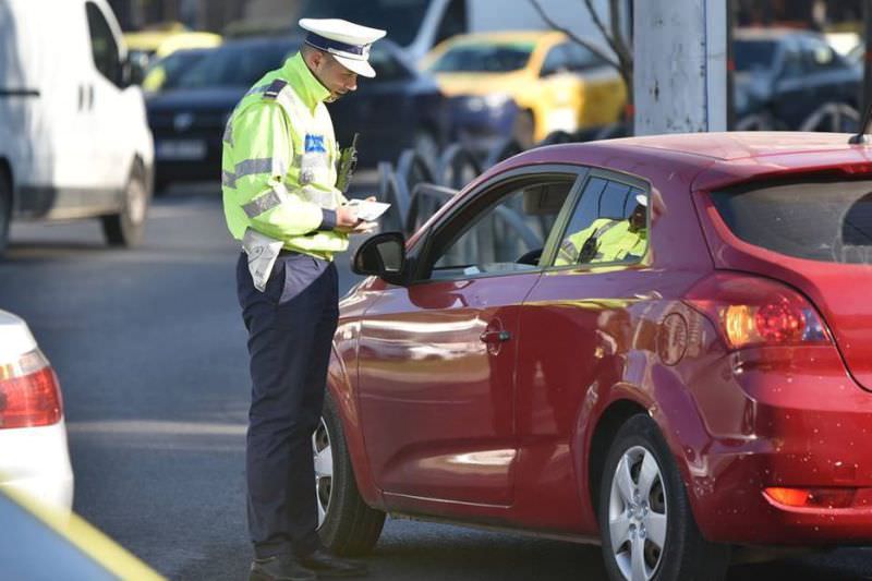 șofer oprit de poliție pentru că mergea haotic - nu avea permis și era și beat