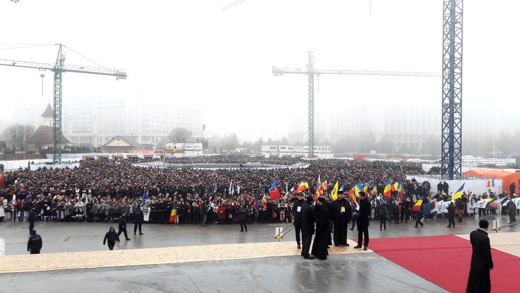 video foto zeci de mii de credincioși și oficiali la sfințirea catedralei mântuirii neamului