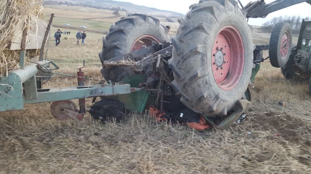 foto - bărbat ucis de un tractor răsturnat. a murit pe loc