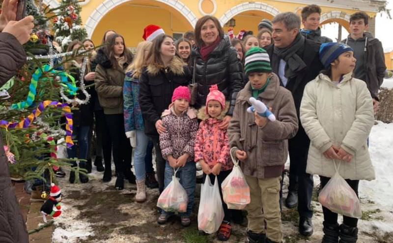 foto carmen iohannis, în vizită la centrul prichindelul. le-a dus cadouri copiilor abandonați