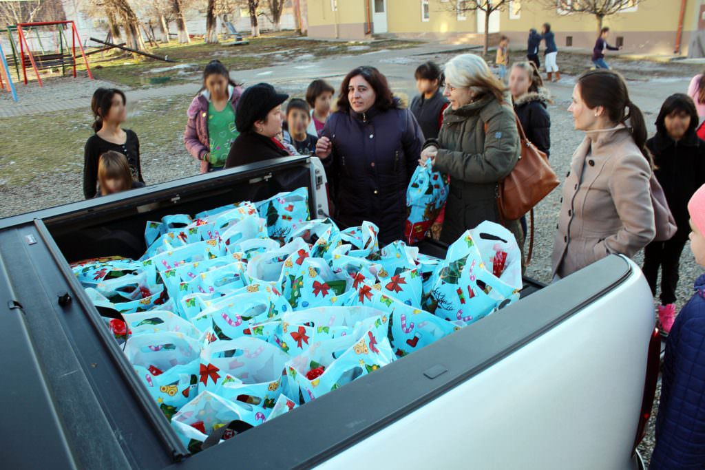 foto - cadouri de la apă canal sibiu pentru copiii de la centrul de plasament orlat