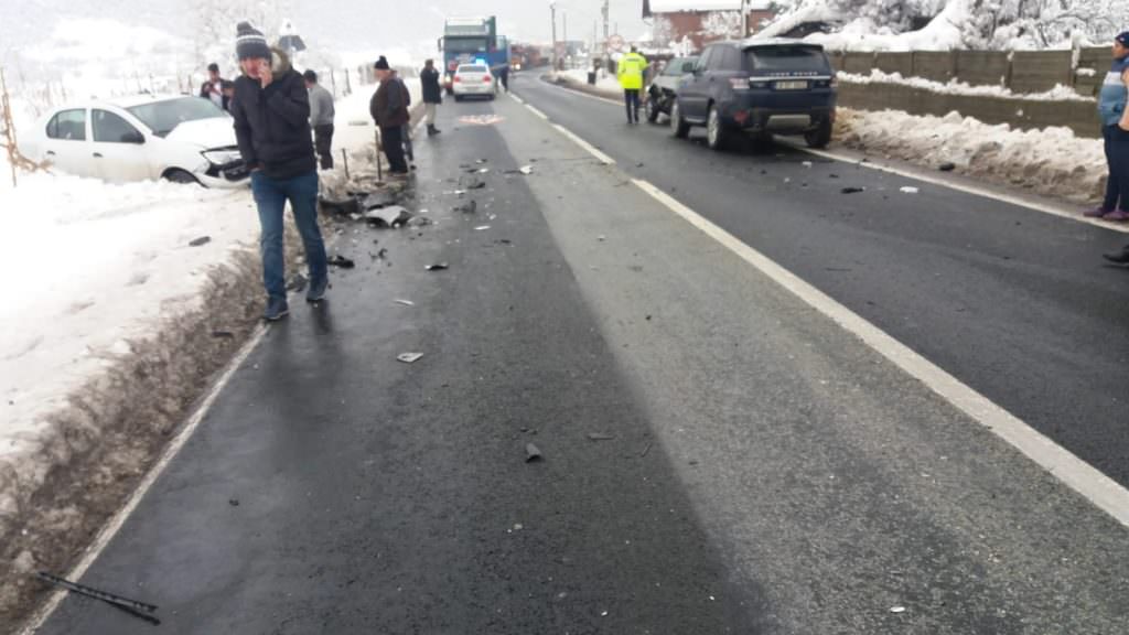 UPDATE VIDEO FOTO Accident grav pe Valea Oltului - Patru persoane rănite. Planul roșu de intervenție a încetat