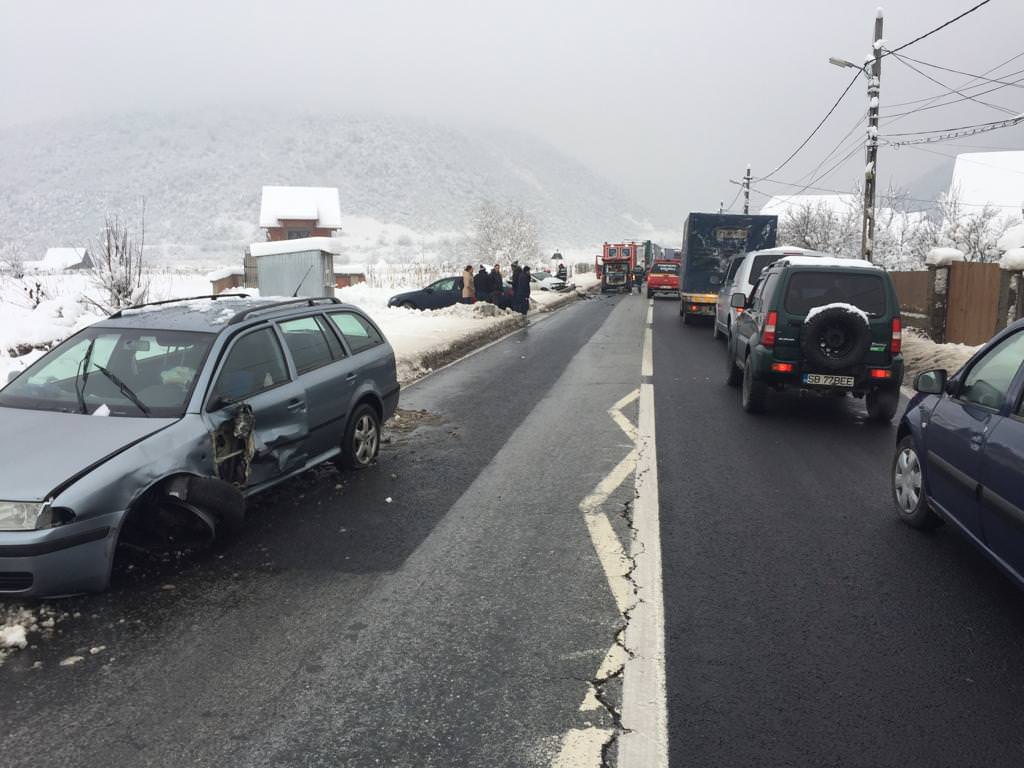 UPDATE VIDEO FOTO Accident grav pe Valea Oltului - Patru persoane rănite. Planul roșu de intervenție a încetat