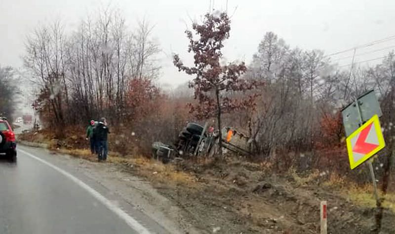 foto – accident pe hula bradului. s-a răsturnat un tir