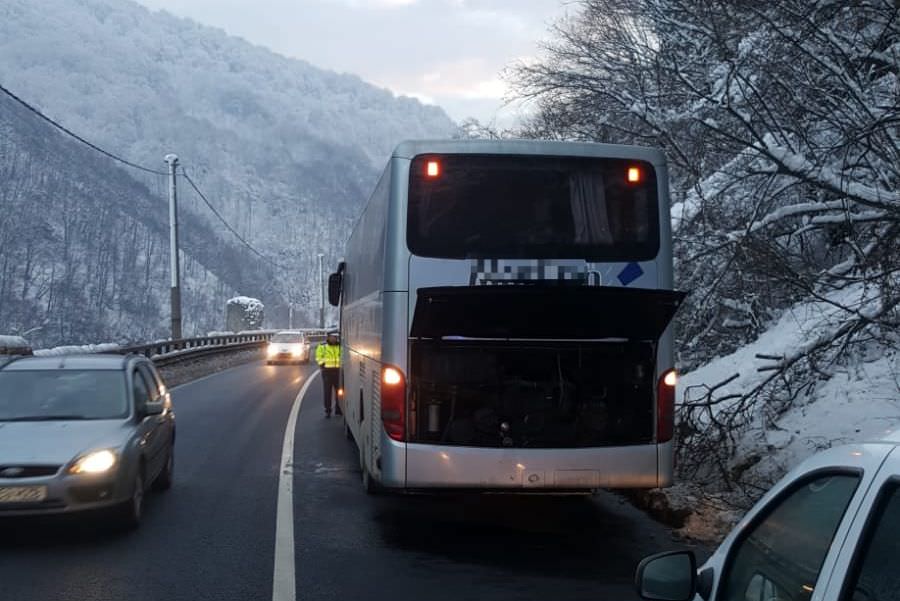 foto – autocar defect pe valea oltului – trafic îngreunat