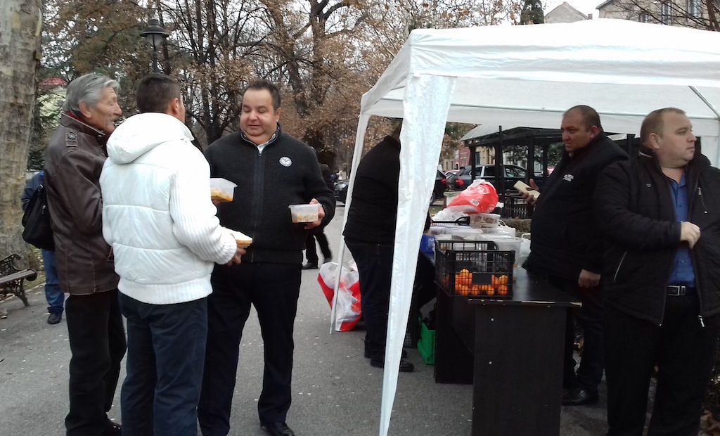 foto premieră în sibiu - crăciunul oamenilor străzii. bunătăți dăruite săracilor în parcul astra