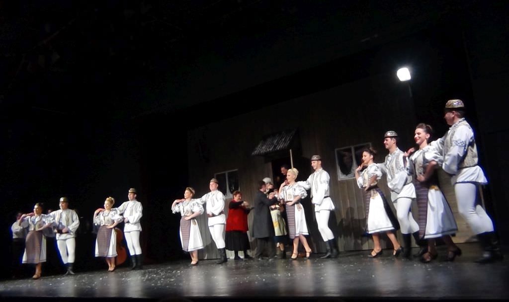 foto video nemaivăzut - junii sibiului fac un spectacol extraordinar cu actorii de la teatru