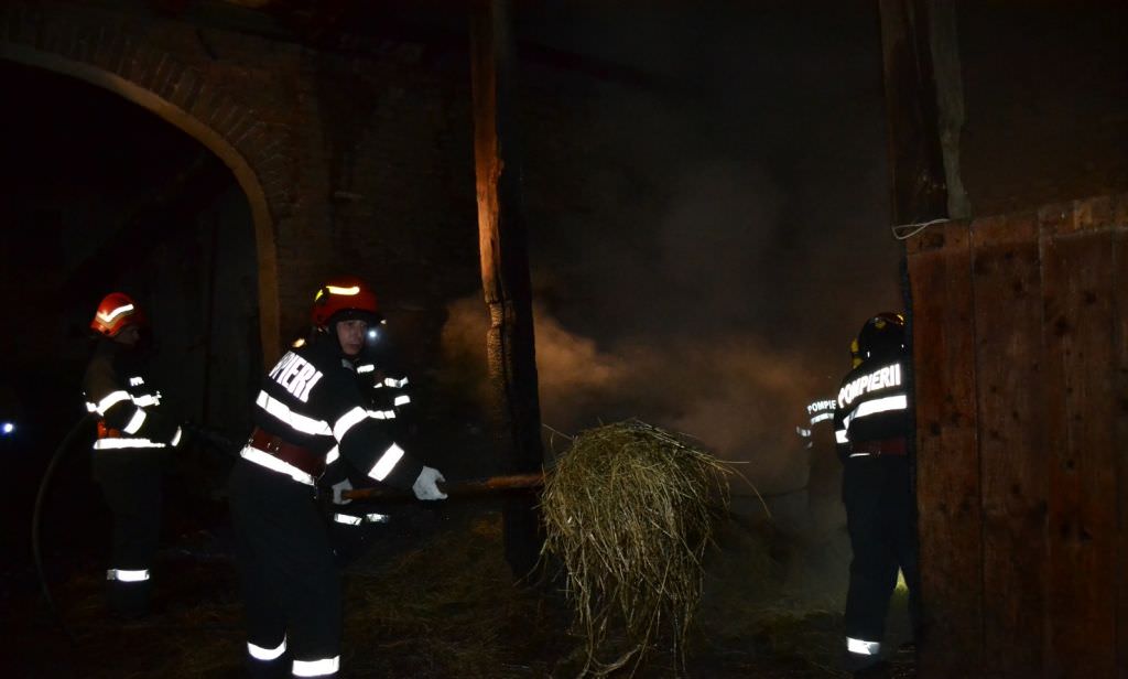 FOTO Noapte de foc pentru pompierii sibieni - Șură în flăcări la Dobârca