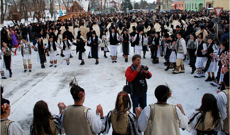 obiceiuri de revelion din mărginimea sibiului - junii vor îngropa anul