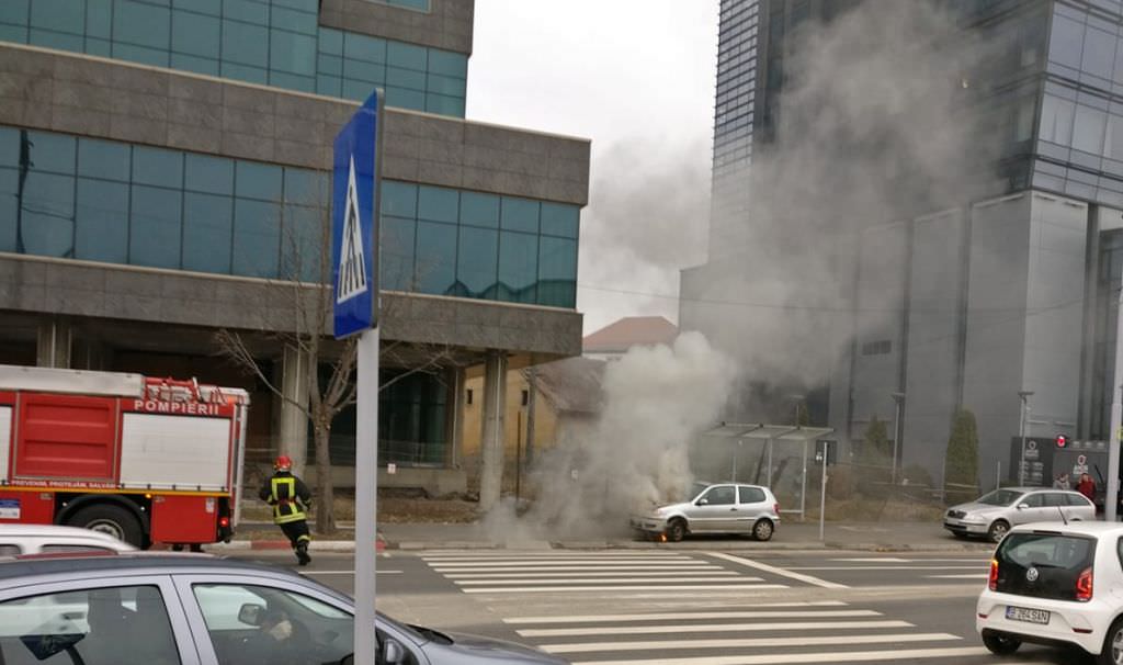 FOTO Mașină în flăcări la Centrul de Afaceri din Sibiu