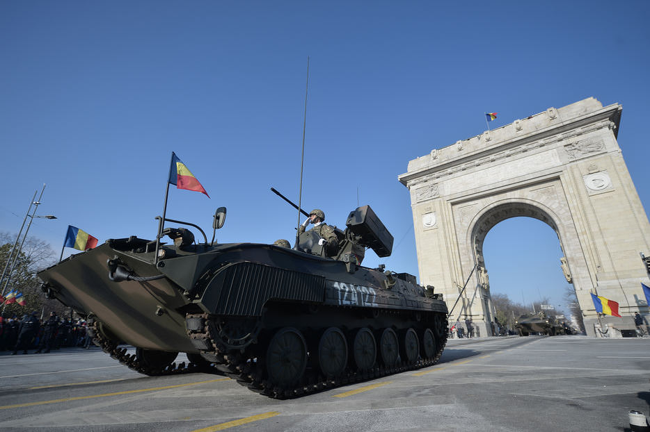 video - foto paradă militară impresionantă la arcul de triumf - jandarmii, huiduiți de spectatori