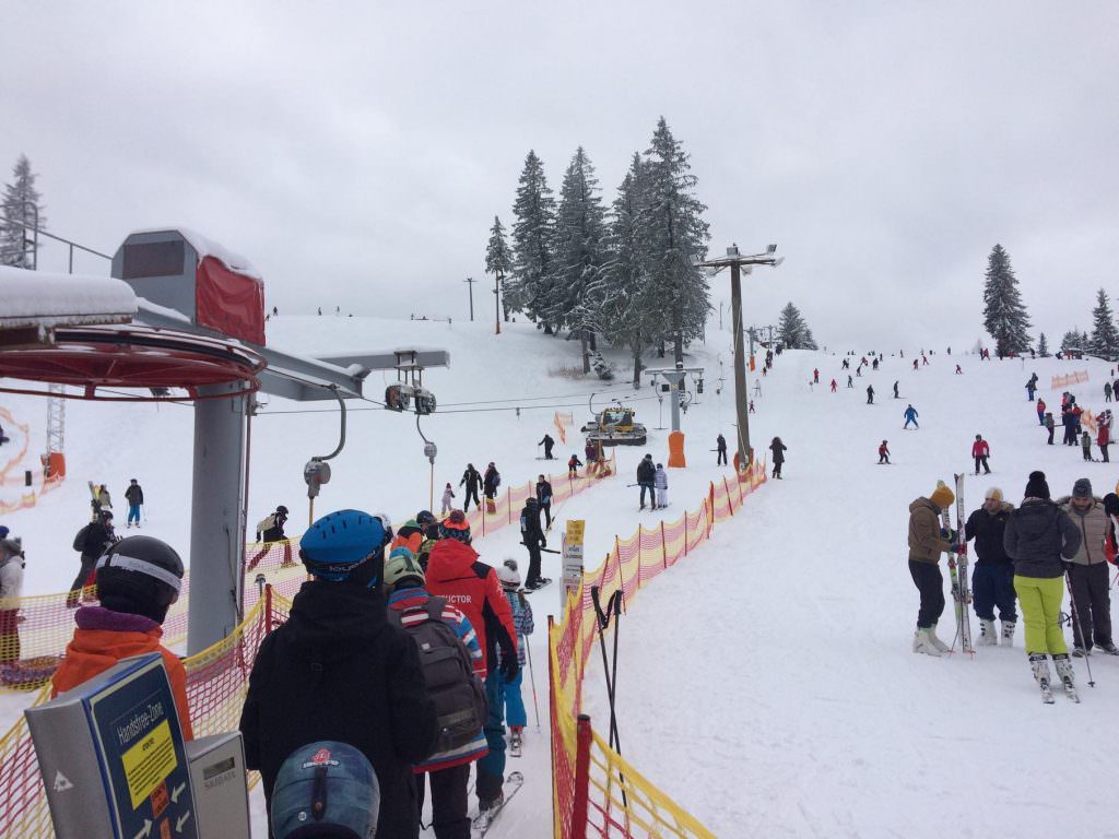 video foto pârtia de la platoș, plină ochi de turiști