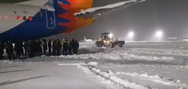 video de tot râsul – rugbyștii unei echipe din anglia au deszăpezit pista aeroportului din timișoara ca să poată decola