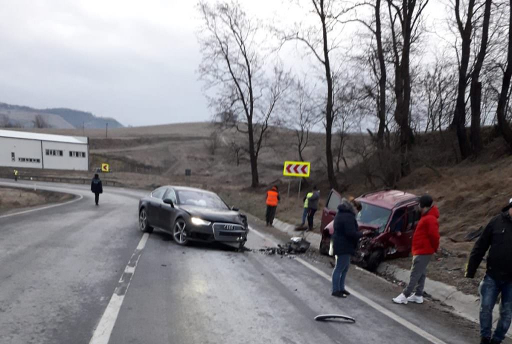 Accident la Dumbrăveni. Două șoferițe rănite