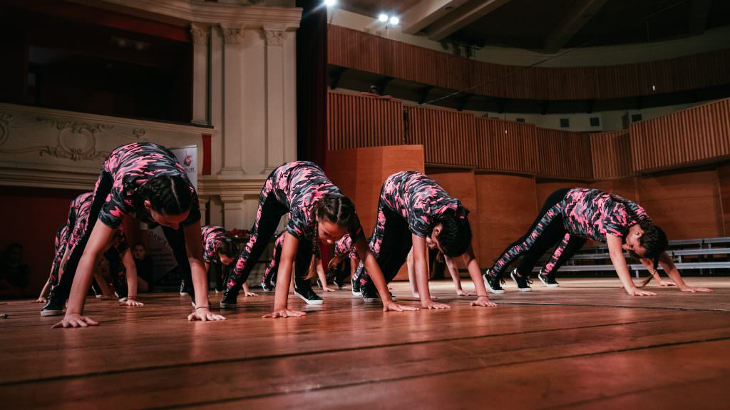 foto scolioza lombară, afecțiunea care a condus o sibiancă pe drumul succesului - sute de copii din sibiu învață să danseze de la ea