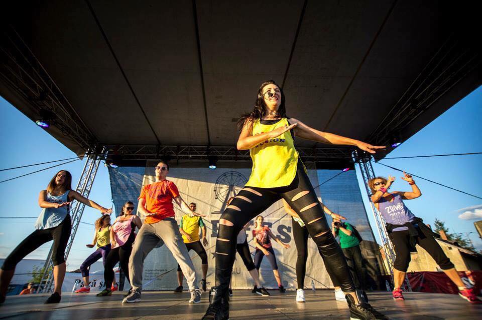 foto scolioza lombară, afecțiunea care a condus o sibiancă pe drumul succesului - sute de copii din sibiu învață să danseze de la ea