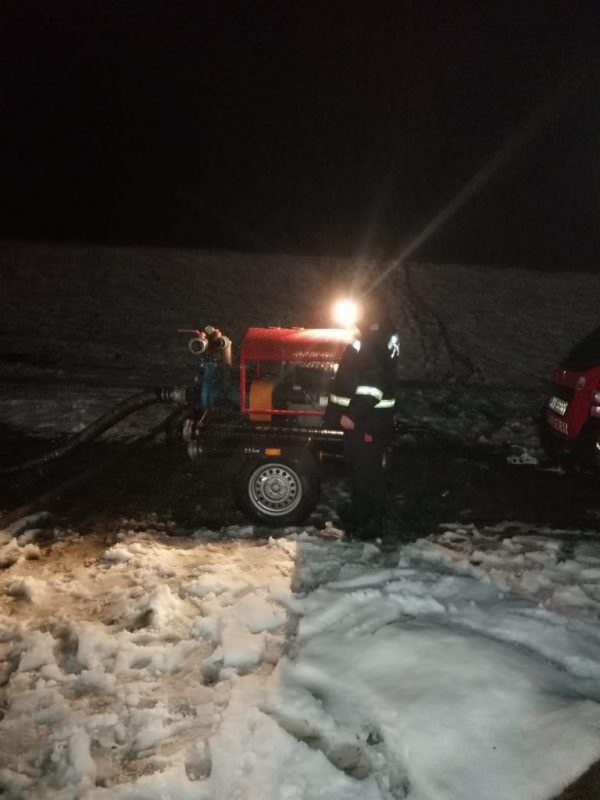 video foto valea oltului, în continuare inundată. se circulă greu