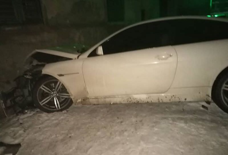 foto - șofer fugar de la un accident cu o mașină ce a lovit o casă la șeica mare