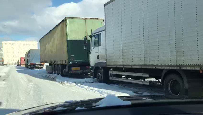 video foto - zeci de tir-uri parcate ilegal în fiecare zi în zona avantgarden