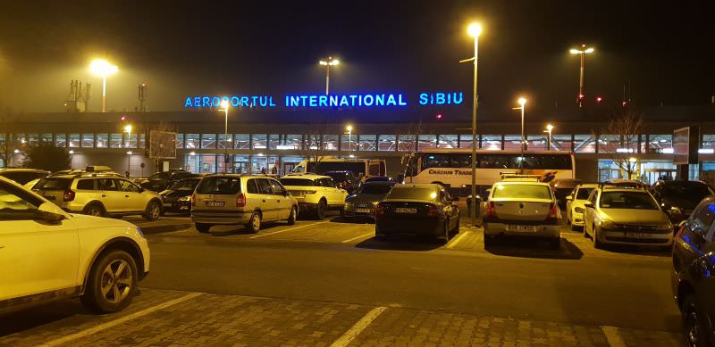 video foto - cozi și nervi la parcarea din aeroportul sibiu. automatele de taxare defecte de câteva săptămâni