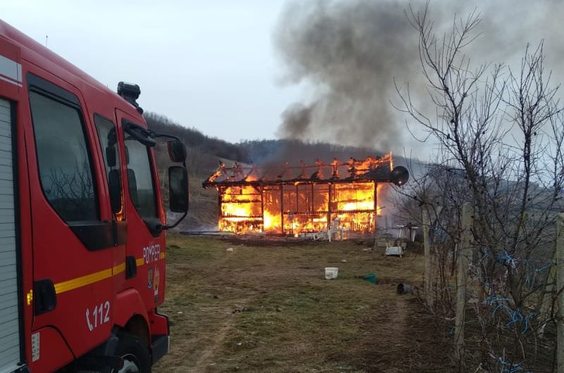 FOTO Incendiu la o cabană din Mediaș