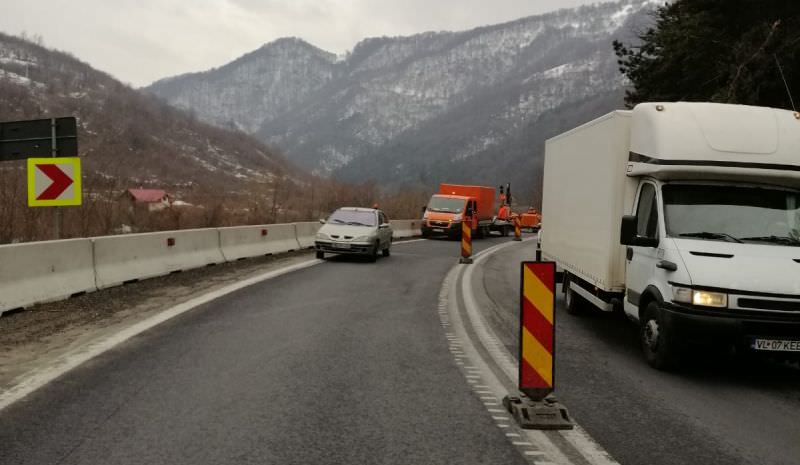 se lucrează în două puncte pe valea oltului. traficul e îngreunat