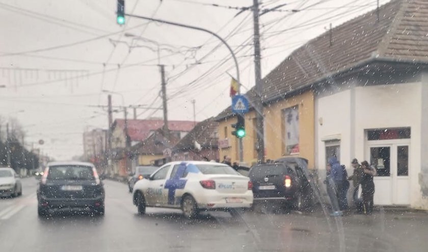 FOTO Accident în intersecție - Doi sibieni au ajuns la spital