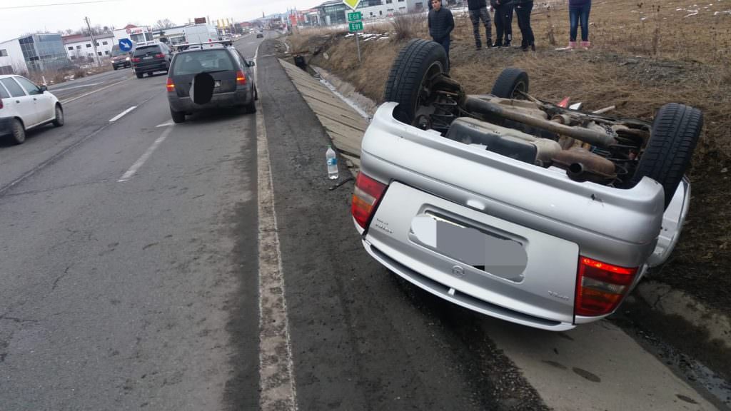 foto un tânăr s-a răsturnat cu mașina în șanț în urma unui accident pe dn1