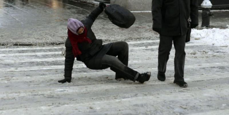 Nouă sibieni la Urgențe după ce au căzut luni pe gheață