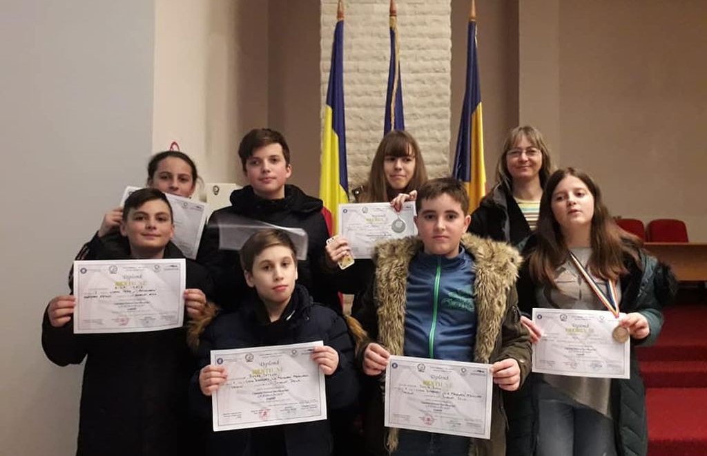 FOTO Elevi sibieni premiați la un concurs la Vâlcea