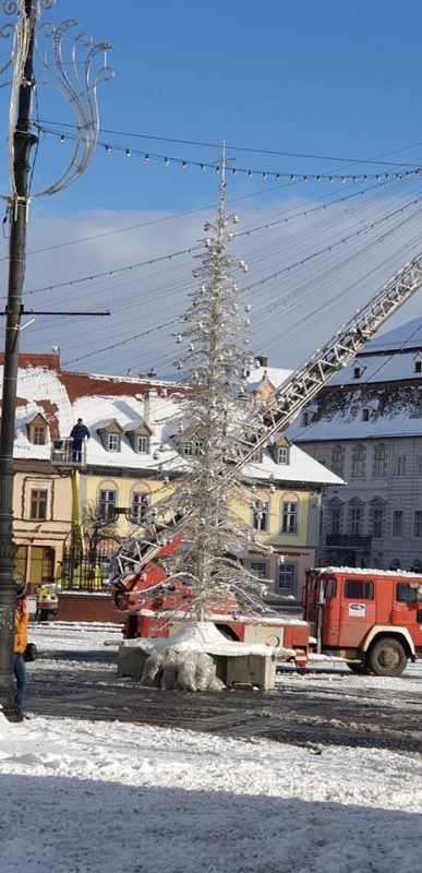 FOTO Sibiul, despodobit de iluminatul festiv. Se demontează și bradul din Piața Mare