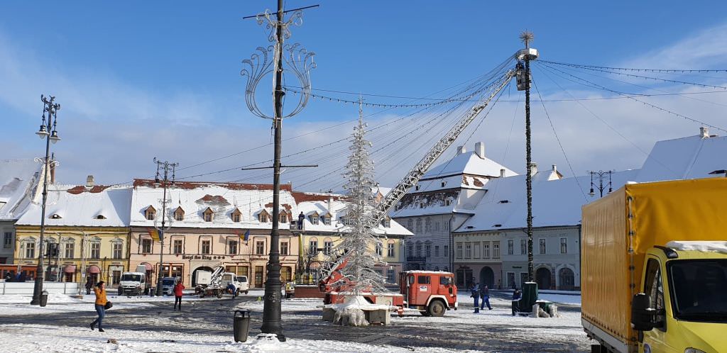 FOTO Sibiul, despodobit de iluminatul festiv. Se demontează și bradul din Piața Mare