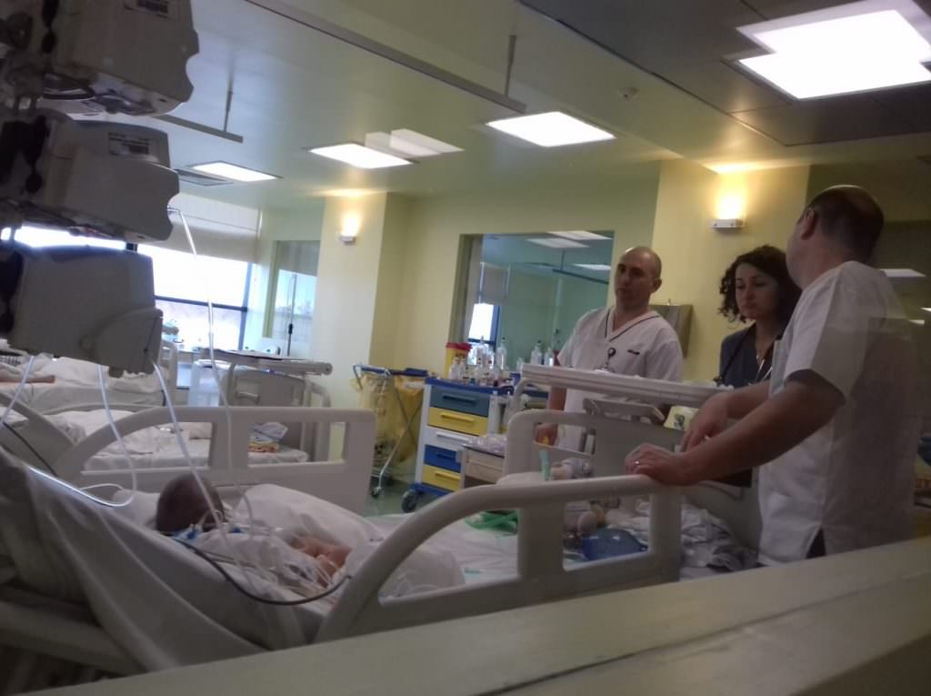 FOTO Povestea unui miracol - cum au salvat medicii viaţa Mirunei, un copil la care îi funcţiona jumătate de inimă