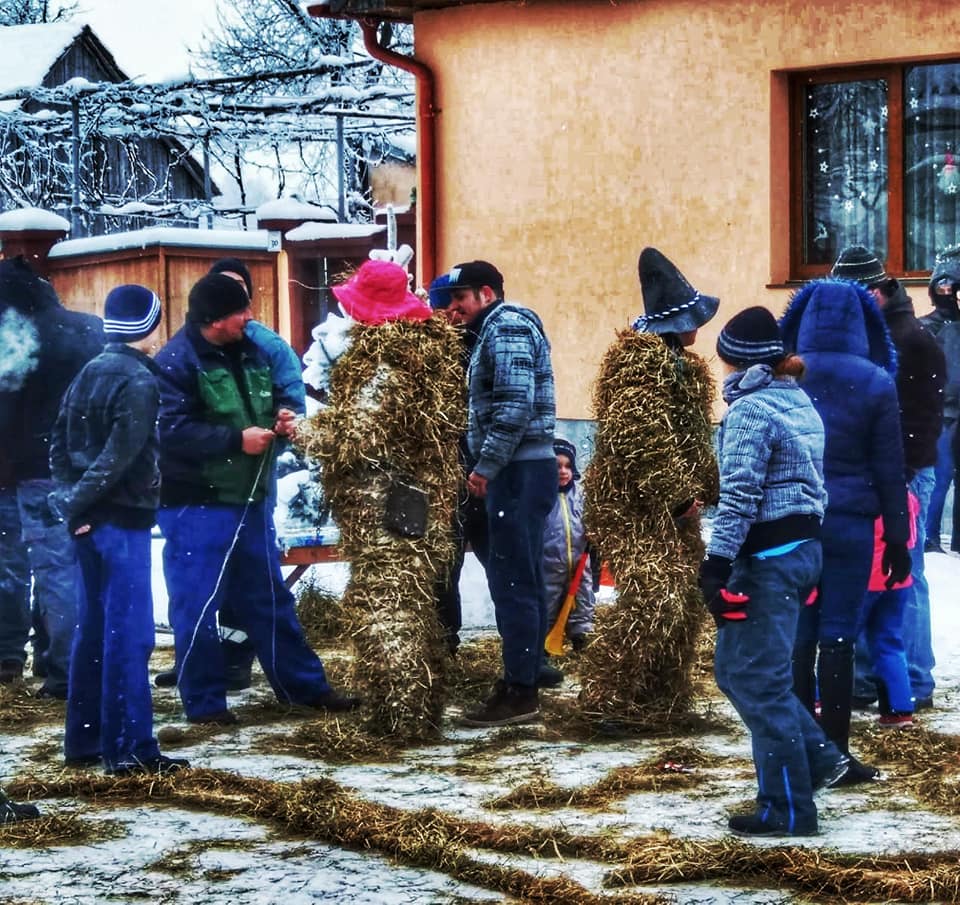 FOTO Ziua Nebunilor sau cum să scapi de spiritele rele la Cârţa