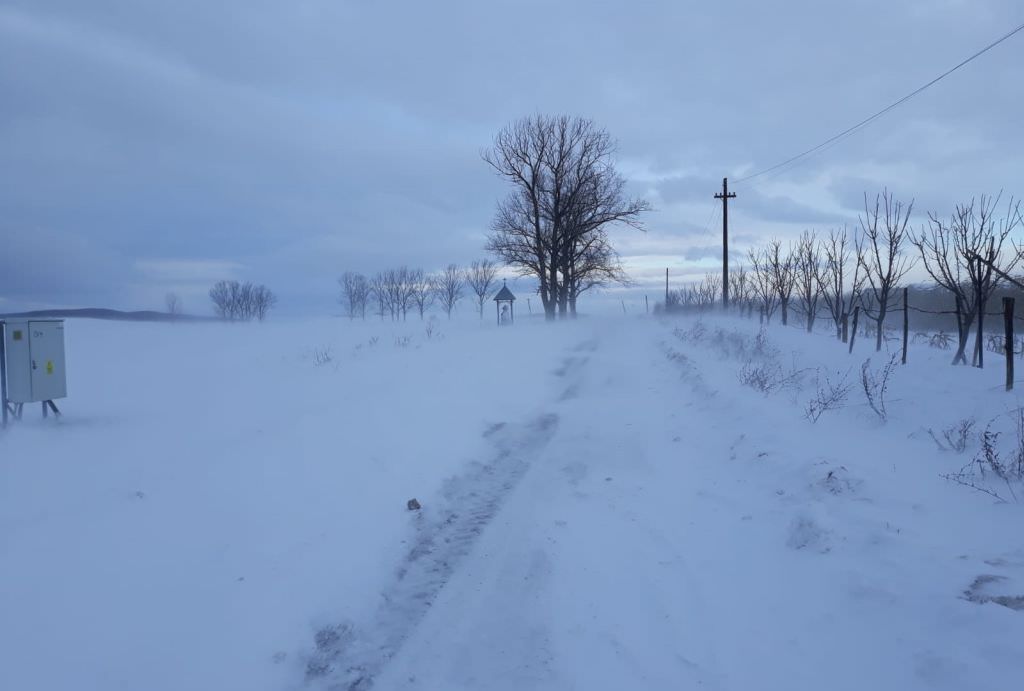 video foto mașini înzăpezite la ocna sibiului. cinci oameni au nevoie de ajutor