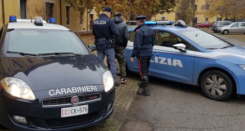 Doi români au furat un cântar dintr-o brutărie din Italia – Au crezut că e o casă de marcat