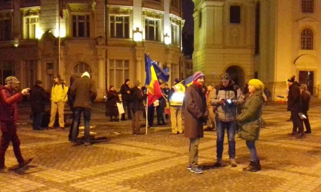 update video foto - peste 600 de sibieni protestează vineri seară în oraș. se scandează ''afară cu psd din țară''