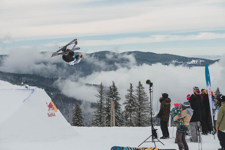 foto distracție mare la păltiniș – cei mai spectaculoși snowboarderi și schiori se întrec la platoș