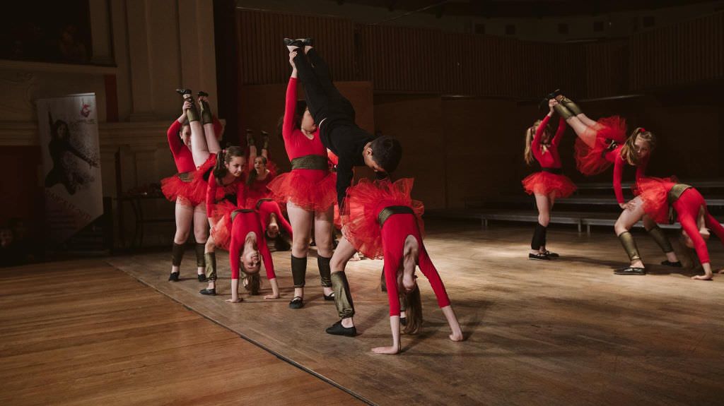 foto scolioza lombară, afecțiunea care a condus o sibiancă pe drumul succesului - sute de copii din sibiu învață să danseze de la ea