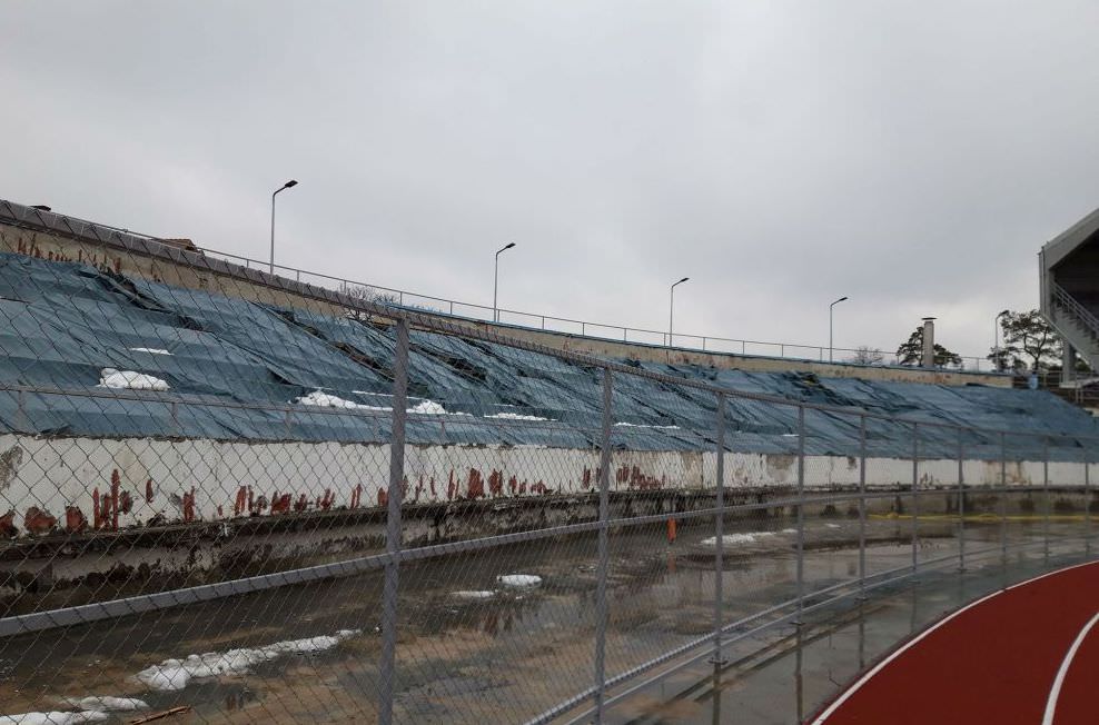 foto - stadionul municipal cu o lună înainte de terminarea lucrărilor - nu arată prea bine...