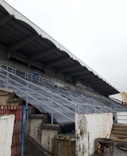 foto - stadionul municipal cu o lună înainte de terminarea lucrărilor - nu arată prea bine...