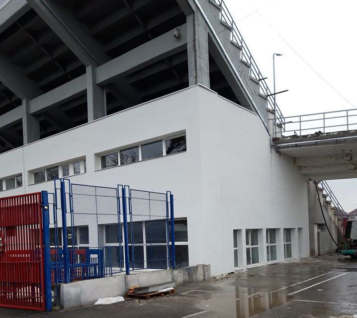 foto - stadionul municipal cu o lună înainte de terminarea lucrărilor - nu arată prea bine...