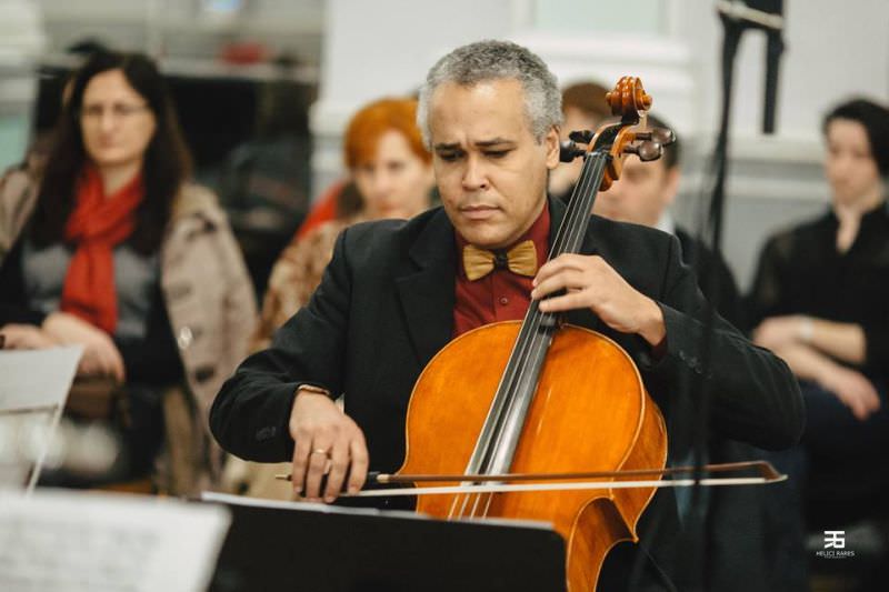 VIDEO - Violoncelistul care a adus o pată de culoare Filarmonicii din Sibiu - Makcim cântă Dumnezeiește!