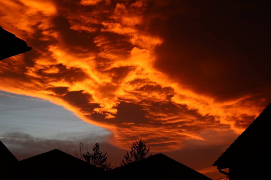 foto - apus de soare spectaculos la sibiu - imaginile sunt superbe