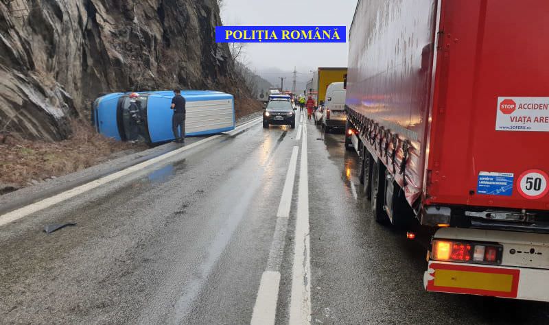 foto accident pe valea oltului cu două microbuze și trei răniți