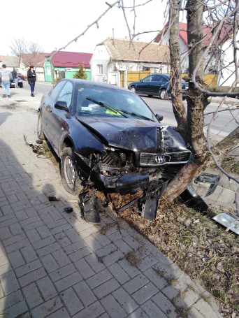 FOTO Mașină furată din fața casei la Ocna Sibiului - Hoții au făcut accident cu ea