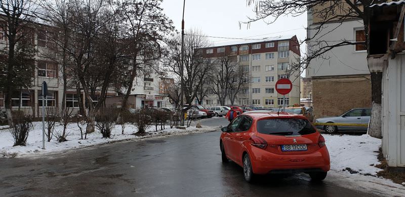 foto - trafic reconfigurat pe străzile din jurul școlii 18. poliția stă la pândă și dă amenzi