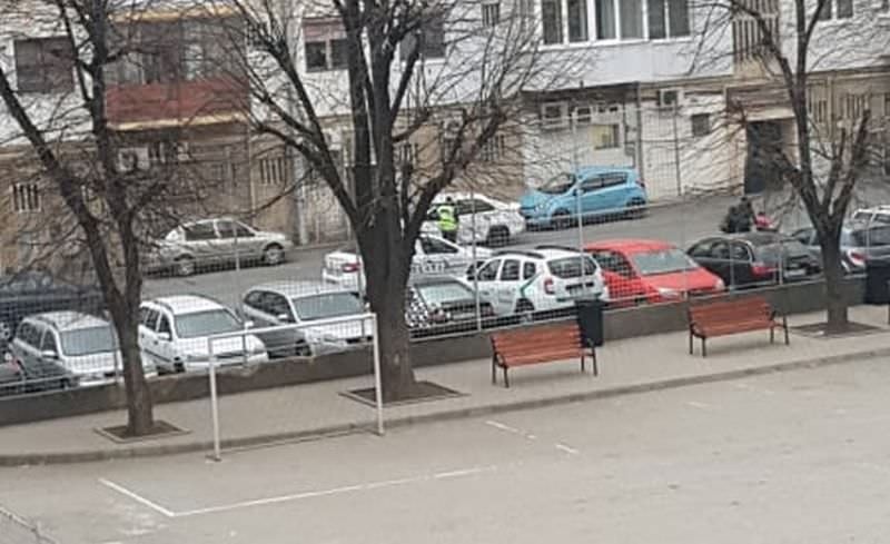 foto - trafic reconfigurat pe străzile din jurul școlii 18. poliția stă la pândă și dă amenzi