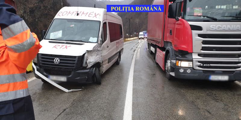 foto accident pe valea oltului cu două microbuze și trei răniți